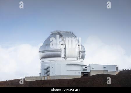 dôme d'observatoire astronomique au-dessus des nuages Banque D'Images