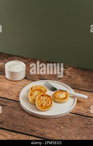 crêpes au fromage cottage, crème dans une casserole Banque D'Images