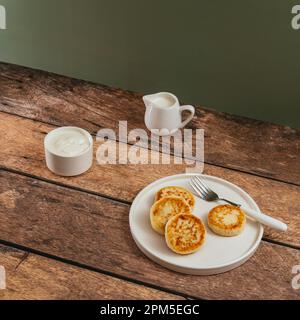 crêpes au fromage cottage, crème dans une casserole Banque D'Images