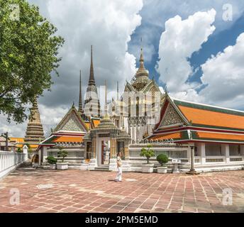 Une femelle caucasienne se promenant autour du temple bouddhiste Wat Pho Banque D'Images