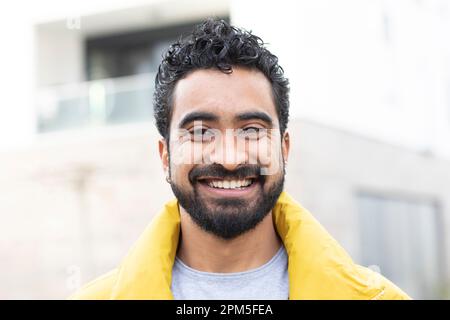 portrait d'un jeune homme avec des cheveux courts dehors Banque D'Images