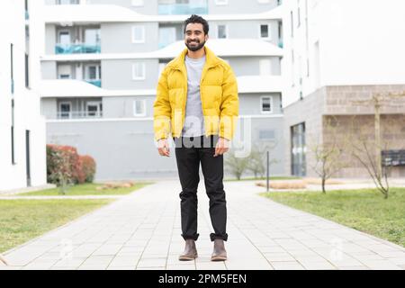 portrait d'un jeune homme aux cheveux courts debout à l'extérieur Banque D'Images