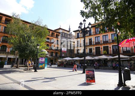 Tolède, Espagne- 6 octobre 2022: La place principale de la vieille ville de Tolède, appelée Plaza de Zocodover Banque D'Images