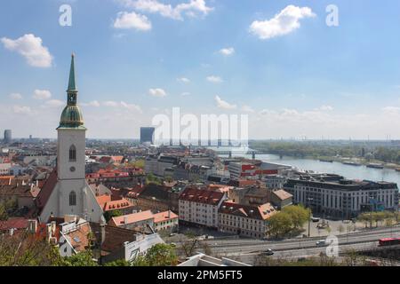 Bratislava, Slovaquie - 19 avril 2012 : cathédrale Saint-Martins avec une couronne au sommet de la tour de l'église sur le fond du paysage urbain, attention sélective Banque D'Images