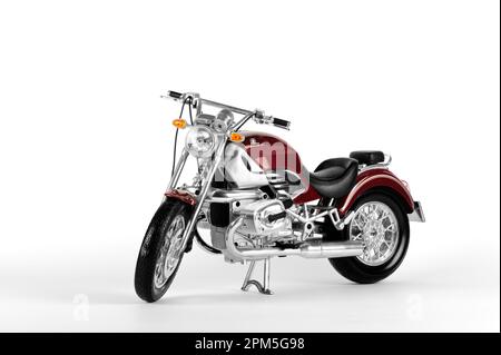 moto accessoire classique rouge foncé et chrome métallique isolée sur fond blanc. Banque D'Images