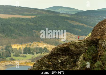 Femme au sommet de la montagne en admirant la vue sur le lac de Glendalough Banque D'Images