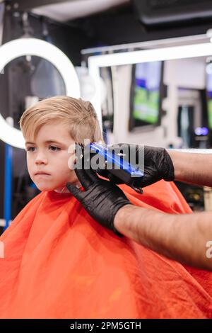 Blanc enfant de 6 ans se couper les cheveux au salon de coiffure de Portland Banque D'Images