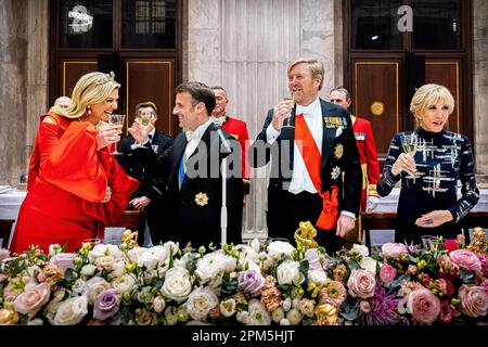 Amsterdam, pays-Bas. 11th avril 2023. AMSTERDAM - le roi Willem-Alexander et la reine Maxima ont pris un toast lors du banquet d'État avec le président français Emmanuel Macron et sa femme Brigitte au Palais Royal sur la place du Dam. Le couple présidentiel effectuera une visite d'État de deux jours aux pays-Bas. ANP POOL PATRICK VAN KATWIJK pays-bas - belgique Out Credit: ANP/Alay Live News Banque D'Images