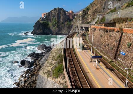 Gare de Manarola Cinque Terre - petit village sur le rocher près de Lerici, la Spezia (Golfo dei Poeti) Ligurie, Italie Banque D'Images