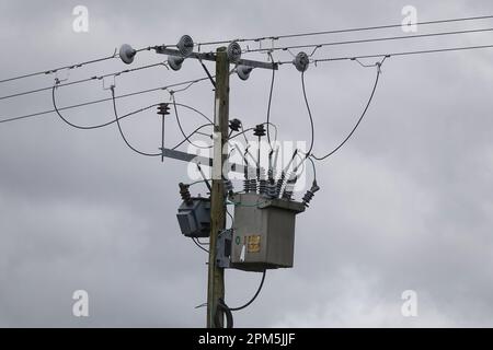 Un transformateur électrique monté sur des poteaux en bois dans la campagne du Royaume-Uni Banque D'Images