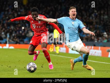 Kevin de Bruyne (à droite), de Manchester City, semble blessé après une attaque par Alphonso Davies, du Bayern Munich, lors du match de finale de la Ligue des champions de l'UEFA au stade Etihad, à Manchester. Date de la photo: Mardi 11 avril 2023. Banque D'Images