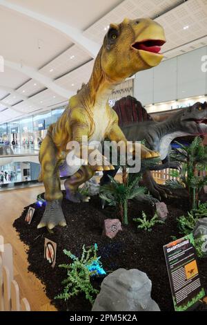 Grands dinosaures robots animés dans le centre de Derbion pendant la pause scolaire de Pâques en avril 2023 Banque D'Images