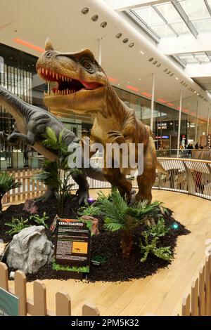 Grands dinosaures robots animés dans le centre de Derbion pendant la pause scolaire de Pâques en avril 2023 Banque D'Images