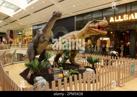 Grands dinosaures robots animés dans le centre de Derbion pendant la pause scolaire de Pâques en avril 2023 Banque D'Images