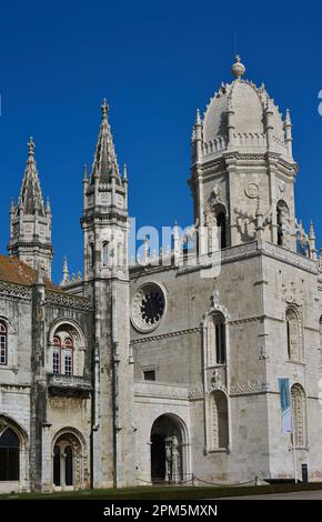 Portugal. Lisbonne. Monastère des Hieronymites. Le roi Manuel I a commandé sa construction pour commémorer le retour de Vasco da Gama de l'Inde. Il a été conçu dans le style Manueline par Juan del Castillo (1470-1552). Détail architectural de l'extérieur du bâtiment, avec le dôme de l'église. 16th siècle. Auteur: Joao de Castilho (14701552). Architecte castillan. Banque D'Images