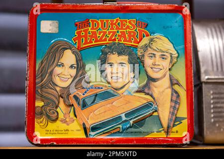 Une photo d'une boîte à lunch vintage de 1980 présentant le général Lee, Daisy, Luke et Bo Duke, la série télévisée Dukes of Hazzard. Banque D'Images