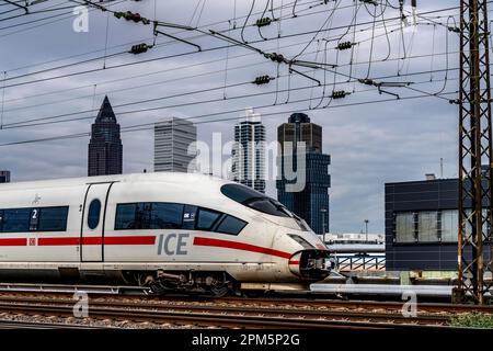 Train ICE sur la voie en face de la gare principale de Francfort-sur-le-main, Skyline, Hesse, Allemagne, Banque D'Images