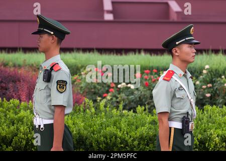 Pékin, Chine - 08 août 2018 : deux gardes du 'PAP' à l'entrée de la Cité interdite. Banque D'Images