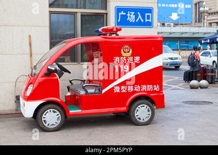 Pékin, Chine - 07 août 2018 : petit moteur d'incendie stationné à l'extérieur de la gare de Pékin. Banque D'Images