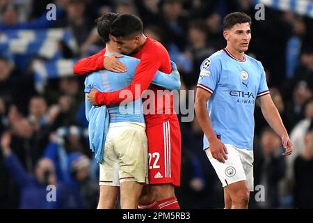 Bernardo Silva de Manchester City (à gauche) et Cavaco Joao Cancelo de Bayern Munich échangent des chemises après le coup de sifflet final lors du match de la première jambe de la Ligue des champions de l'UEFA au Etihad Stadium de Manchester. Date de la photo: Mardi 11 avril 2023. Banque D'Images