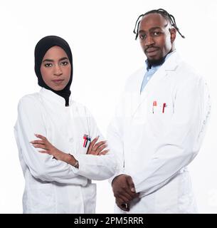 Vue de face en gros plan d'un groupe de médecins et d'infirmières d'âge mixte debout côte à côte et regardant la caméra. Jeune femme du Moyen-Orient dans une équipe Banque D'Images