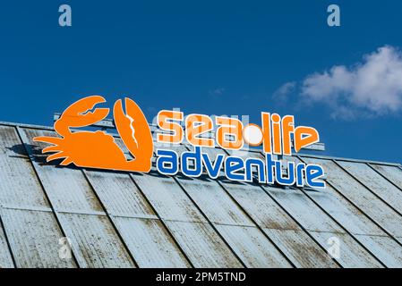 Sealife Adventure Zooquarium, aquarium du centre de la vie marine à Southend on Sea, Essex, Royaume-Uni. Panneau sur le toit dans un ciel bleu Banque D'Images