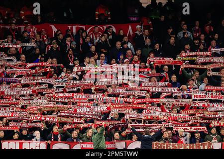 Les fans du Bayern Munich y élèvent des foulards lors des quarts de finale de l'UEFA Champions League 1st Leg Manchester City vs Bayern Munich au stade Etihad, Manchester, Royaume-Uni, 11th avril 2023 (photo de Conor Molloy/News Images), le 4/11/2023. (Photo de Conor Molloy/News Images/Sipa USA) crédit: SIPA USA/Alay Live News Banque D'Images