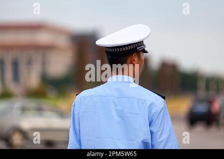 Pékin, Chine - 08 août 2018: Policier regardant la circulation en face des hommes de Tien'am. Banque D'Images