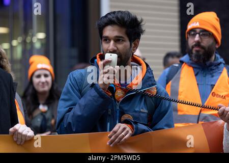 Vivek Trivedi, co-président des comités de médecins subalternes de la British Medical Association (BMA), s'exprime à l'avant du ministère de la Santé à Londres pendant la manifestation. Des médecins jeunes membres en grève de la British Medical Association (BMA) se sont rassemblés à Trafalgar Square et ont ensuite défilé au ministère de la Santé. Les comités de médecins subalternes de la BMA ont lancé une sortie de 96 heures de tous les hôpitaux du Royaume-Uni, immédiatement après les vacances de Pâques, dans le cadre d'un conflit sur les salaires et les conditions de travail avec le gouvernement du Royaume-Uni. Les grèves ont touché des dizaines de milliers d'appoin d'hôpital Banque D'Images