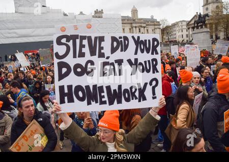 Londres, Royaume-Uni. 11th avril 2023. Un manifestant tient un écriteau avec un message pour le secrétaire à la Santé Steve Barclay pendant la démonstration. Des milliers de médecins subalternes ont organisé une manifestation à Trafalgar Square alors qu'ils commenceraient leur grève de quatre jours pour réclamer le rétablissement de la pleine rémunération. (Photo de Vuk Valcic/SOPA Images/Sipa USA) crédit: SIPA USA/Alay Live News Banque D'Images