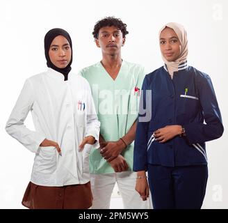 Vue de face en gros plan d'un groupe de médecins et d'infirmières d'âge mixte debout côte à côte et regardant la caméra. Jeune femme du Moyen-Orient dans une équipe Banque D'Images