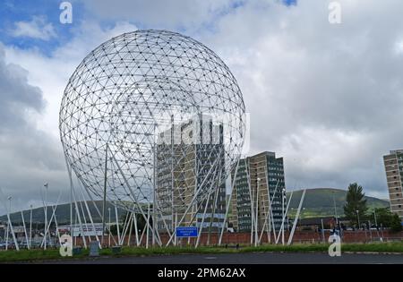 Rise - œuvre d'art de ballons blancs par Wolfgang Buttress, situé au rond-point de Broadway, A12 Westlink, Belfast, Co Antrim, Irlande du Nord, ROYAUME-UNI, Banque D'Images