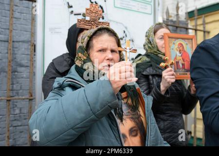 Les croyants de l'Église orthodoxe ukrainienne, accusés de maintenir des liens avec Moscou, s'agenouillent lors des prières à l'extérieur du monastère historique Kyiv-Pechersk Lavra pour empêcher l'entrée de la commission du Ministère de la Culture qui devrait commencer le transfert de la Lavra à l'État et l'expulsion de ses moines. Crédit : SOPA Images Limited/Alamy Live News Banque D'Images