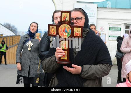 Un dévot de l'Église orthodoxe ukrainienne, accusé de maintenir des liens avec Moscou, s'agenouille lors des prières à l'extérieur du monastère historique Kyiv-Pechersk Lavra pour empêcher l'entrée de la commission du Ministère de la Culture qui devrait commencer le transfert de la Lavra à l'État et l'expulsion de ses moines. Crédit : SOPA Images Limited/Alamy Live News Banque D'Images