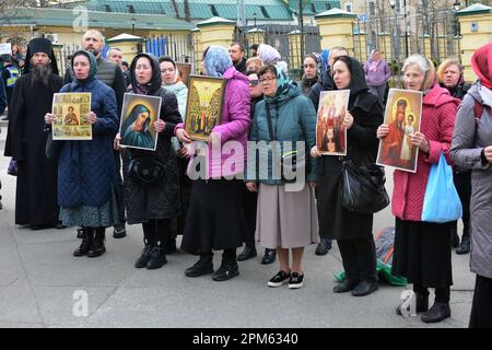 Les croyants de l'Église orthodoxe ukrainienne, accusés de maintenir des liens avec Moscou, s'agenouillent lors des prières à l'extérieur du monastère historique Kyiv-Pechersk Lavra pour empêcher l'entrée de la commission du Ministère de la Culture qui devrait commencer le transfert de la Lavra à l'État et l'expulsion de ses moines. Crédit : SOPA Images Limited/Alamy Live News Banque D'Images