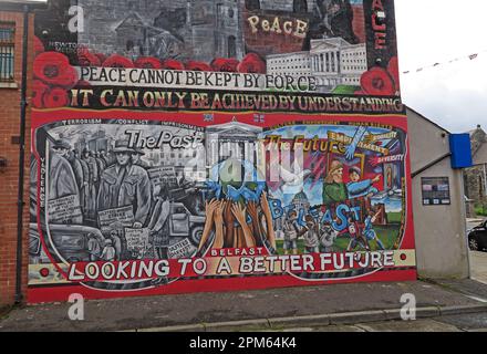 Fresque communautaire - la paix ne peut pas être maintenue par la force, elle ne peut être réalisée que par la compréhension - Belfast cherche un avenir meilleur Banque D'Images