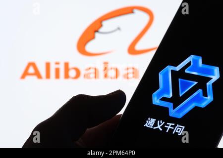 Logo Tongyi Qianwen visible sur l'écran du smartphone. Tongyi Qianwen ai est un modèle de type ChatGPT lancé par Alibaba. Stafford, Royaume-Uni, 11 avril 2023 Banque D'Images