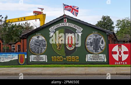 Grues jaunes H&W, Ulster passé défenseurs 1920-1970 B-Specials, UDR, USC, Freedom Corner, Newtownards Road, BELFAST, NI, BT4 1AB Banque D'Images