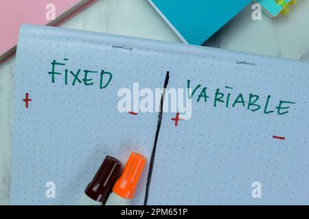 Concept d'écriture fixe et variable sur livre isolé sur table en bois. Banque D'Images