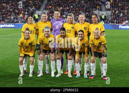 Australie séance photo d'équipe avant le coup de pied de la rangée arrière:- Kyra Cooney-Cross of Australia Women Clare Hunt of Australia Women Mackenzie Arnold of Australia Women Charlotte Grant of Australia Women Clare Polkinghorne of Australia Women and Apry Fowler of Australia Women Front Row:- Katrina Gorry of Australia Women Ellie Carpenter of Australia Australia Women Sam Kerr of Australia Women Hayley Raso of Australia Women et Tameka Yallop of Australia Women lors du match international de football féminin entre England Women et Australia Women au stade de la communauté Gtech à Londres, en Grande-Bretagne, 11th 20 avril Banque D'Images