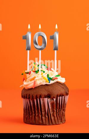 Gâteau d'anniversaire avec bougie numéro 101 - fond mousse orange Banque D'Images