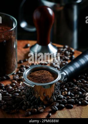 sabotage du café et de la presse à café, arrière-plans sombres Banque D'Images