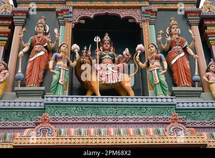 Tour Gopuram avec divinités gaudies, Temple Sri Vadapathira Kaliamman, petite Inde, Singapour Banque D'Images