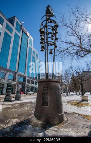 Patrons de la sculpture Glockenspiel dans le parc Victoria à Regina, Saskatchewan, Canada Banque D'Images