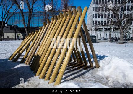 Sculptures abstraites en bois dans le parc Victoria, au centre-ville de Regina, en Saskatchewan, au Canada Banque D'Images