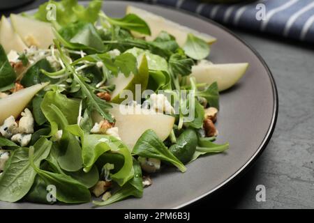 Salade savoureuse avec des tranches de poire sur la table, en gros plan Banque D'Images