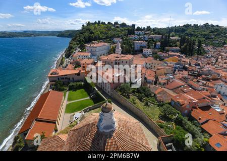 Piran : vue panoramique aérienne sur la vieille ville et la mer Adriatique. Slovénie Banque D'Images