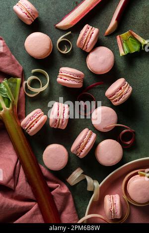 Rhubarbe Macarons sur fond vert Banque D'Images