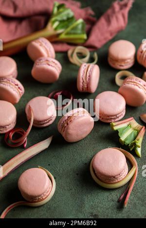 Rhubarbe Macarons sur fond vert Banque D'Images