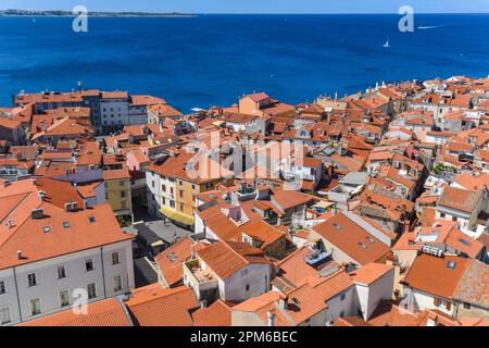 Piran : vue panoramique aérienne sur la vieille ville et la mer Adriatique. Slovénie Banque D'Images